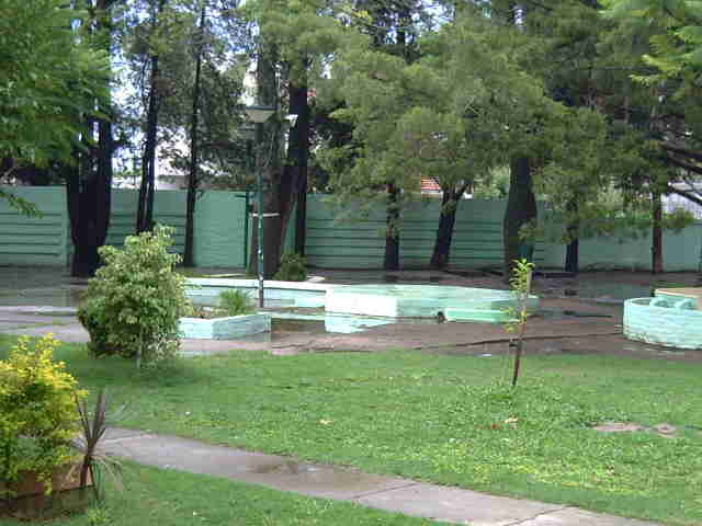 Durante el verano el boliche se traslada al campo de deportes del club, al aire libre.